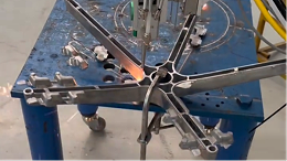 斯塔克机器人三维激光切割机：切割座椅五角支撑架压铸件