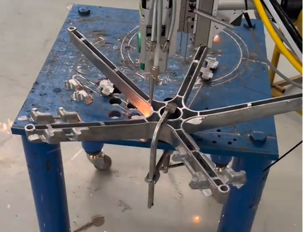 斯塔克机器人三维激光切割机：切割座椅五角支撑架压铸件