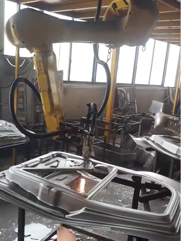 斯塔克机器人三维激光切割机：切割电动三轮车内门板