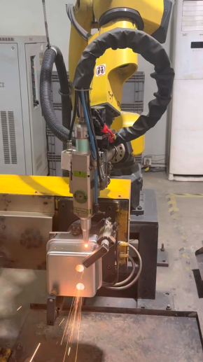 斯塔克机器人三维激光切割箱体加工应用现场