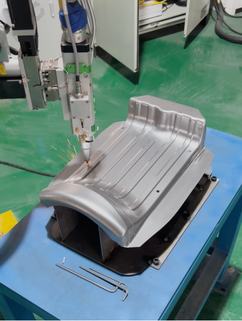 电动车脚踏板三维激光切割-斯塔克机器人客户现场