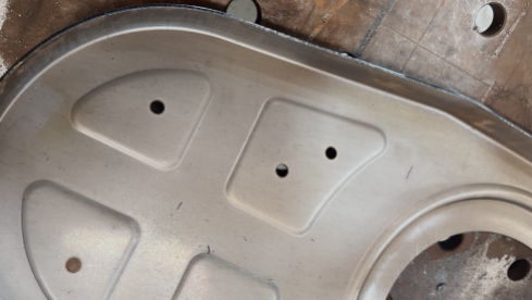 汽车异形钣金件三维激光切割：一次成型