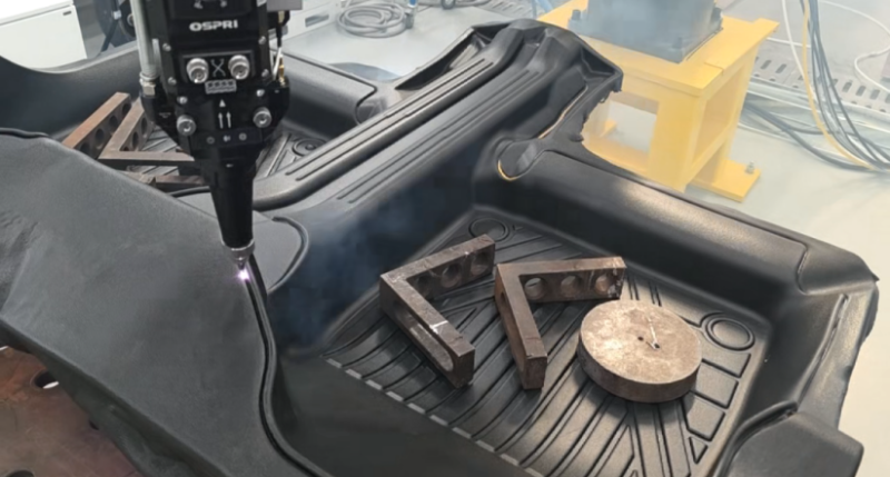 三维激光切割机：PVC、TPE材质汽车脚垫切割应用