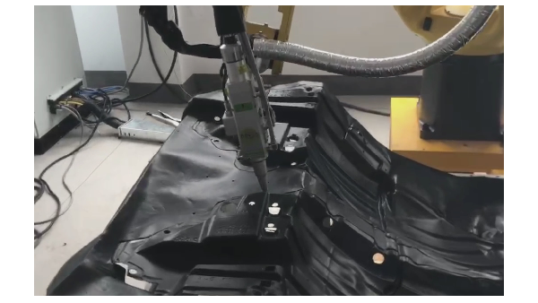 斯塔克机器人三维激光切割机切割非金属工件