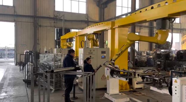 当“三位猛将”（机器人三维激光切割机）入驻车间