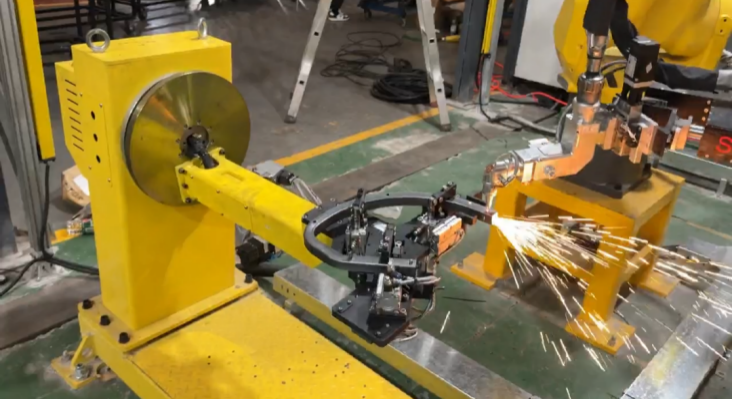 搭载直角切割头斯塔克机器人三维激光切割机