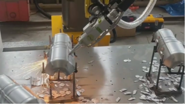 安徽斯塔克机器人：激光切割三元催化器