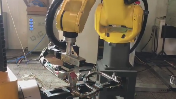 斯塔克机器人直角切割头三维切割专机