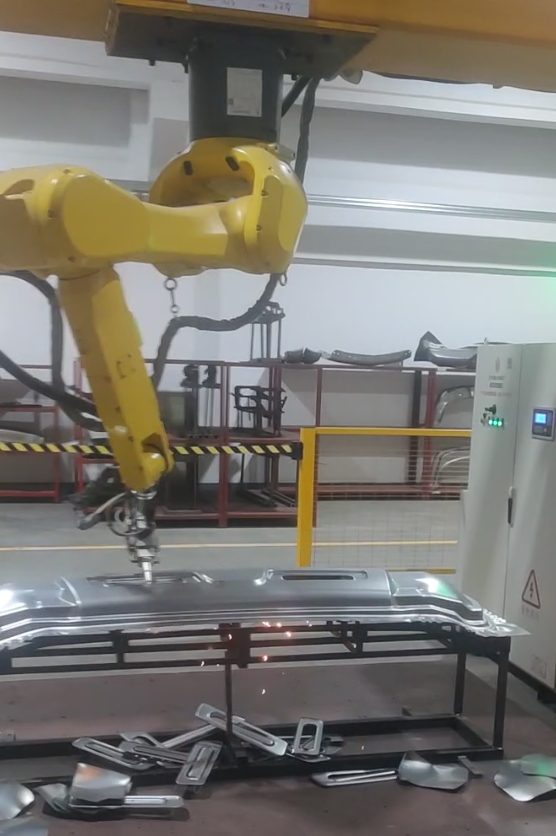 斯塔克机器人三维光纤激光切割机 斯塔克机器人三维光纤激光切割机